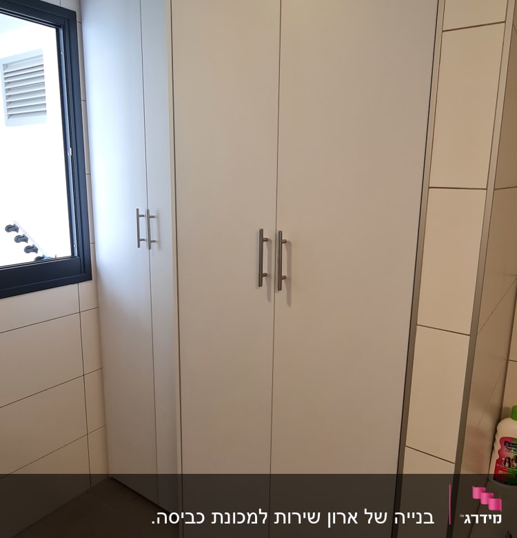 ארון לבן עם ידיות מתכת בחדר